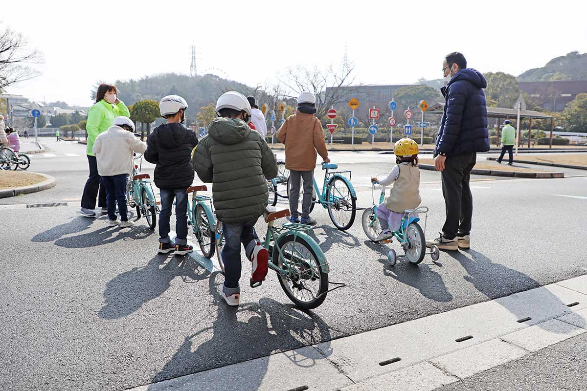 北九州交通公園で自転車運転免許講習会の風景