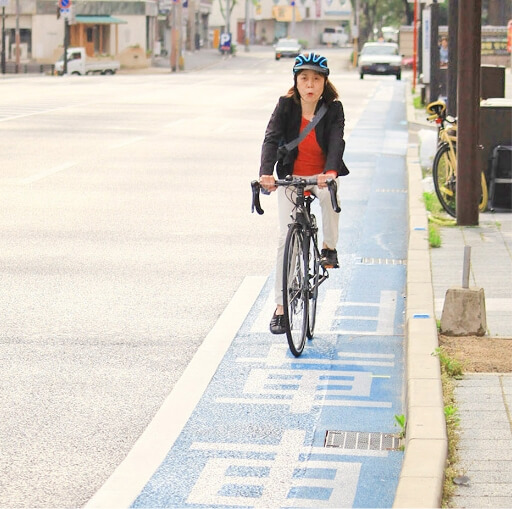 自転車通行空間を走行している画像