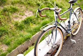 鍵をロックして停めている自転車